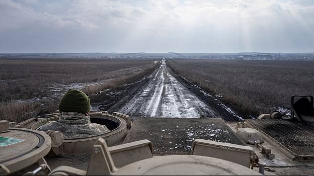 Voják 68 ukrajinské brigády uvnitř obrněného vozidla M113, 22. února 2023. Míří k předním pozicím poblíž Vuhledaru