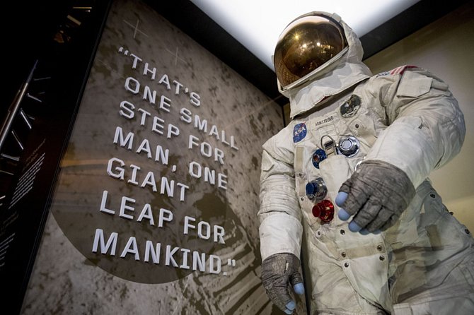 Skafandr Neila Armstronga - Muzeum letectví a vesmíru ve Washingtonu dnes znovu vystavilo skafandr, ve kterém jako první člověk Neil Armstrong chodil po Měsíci