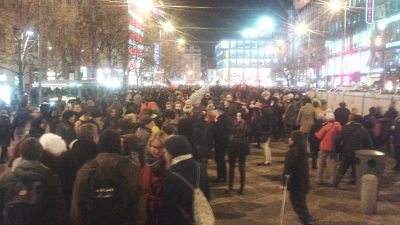 Demonstrace na pražském Václavském náměstí, proti Zdeňku Ondráčkovi