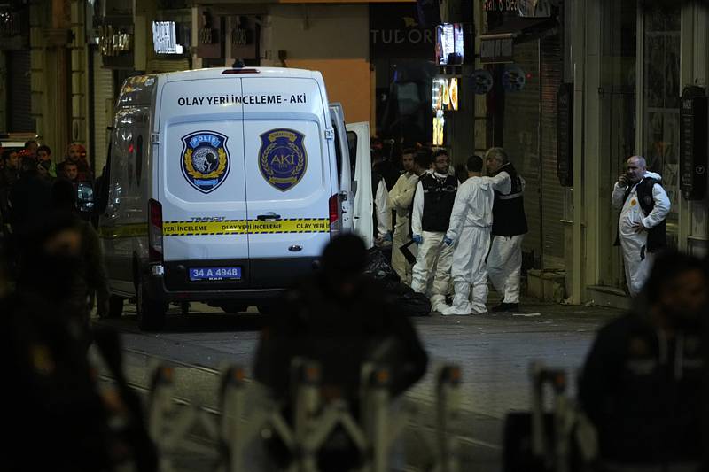 Turečtí vyšetřovatelé na místě výbuchu na pěší zóně v centru Istanbulu, 13. listopadu 2022