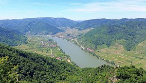 Pohled na údolí s řekou Dunaj z jednoho z kopců v oblasti Wachau.