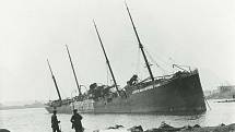Loď Imo skončila po explozi na mělčině na Dartmouthské straně přístavu