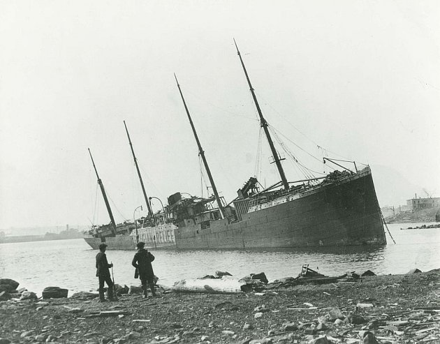 Loď Imo skončila po explozi na mělčině na Dartmouthské straně přístavu
