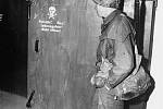 Americký voják po osvobození nahlíží do plynové komory v Dachau