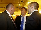 Miroslav Pelta (vlevo) v diskusi s Romanem Berbrem a Dušanem Svobodou.