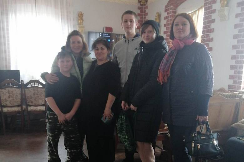 Anastasia a rodinou ve svém novém bytě ve Zwickau
