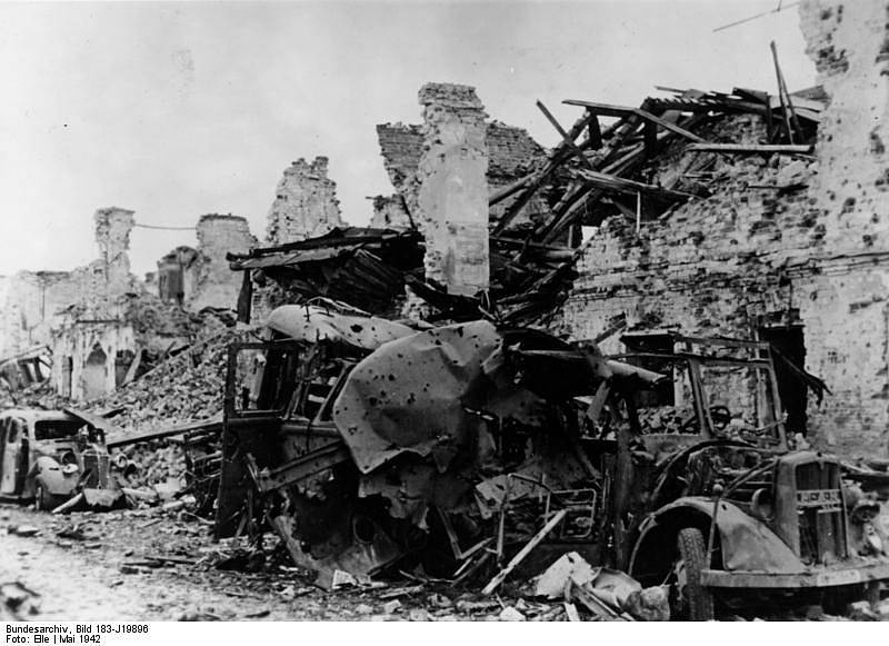 V ruinách kompletně zničeného města Cholm zůstaly také zdemolované vraky mnoha vozů, včetně autobusu pocházejícího z německé automobilky Maschinenfabrik Augsburg-Nürnberg