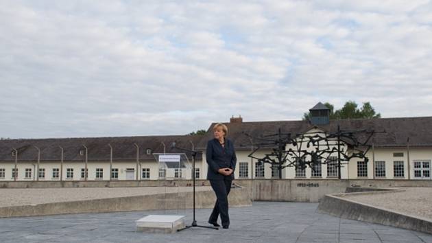 Merkelová jako první šéf německé vlády navštívila Dachau.