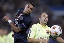 Andres Iniesta z Barcelony (vpravo) a Gregory van der Wiel z Paris St. Germain.