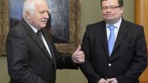 Prezident Václav Klaus (vlevo) přijal 29. listopadu na Pražském hradě ministra obrany Alexandra Vondru, který k 7. prosinci rezignuje na svou funkci ve vládě.