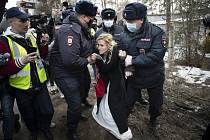 Ruská policie u věznice v Pokrovu, kde je uvězněn opoziční politik Alexej Navalnyj