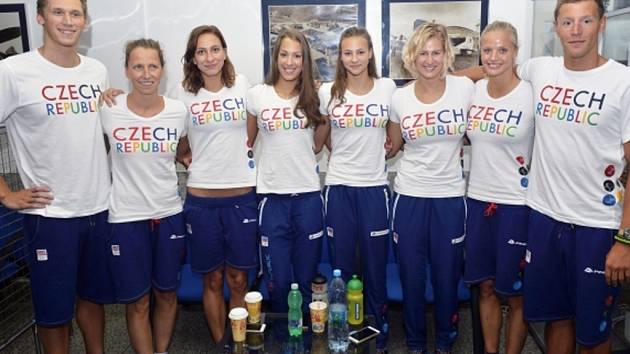 Jako jedni z prvních vyrazili do Ria čeští plavci (zleva) Pavel Janeček, Jana Pechanová. Barbora Závadová, Lucie Svěcená, Barbora Seemanová, Martina Moravčíková, Simona Baumrtová, Jan Micka. 