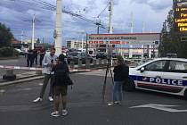Reportéři ve městě Villeurbanne u Lyonu nedaleko místa, kde útočník ozbrojený nožem zabil jednoho člověka a dalších devět lidí zranil