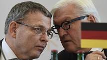 Český ministr zahraničí Lubomír Zaorálek (vlevo) a jeho německý kolega Frank-Walter Steinmeier vystoupili 11. září v Praze na tiskové konferenci po jednání ministrů zahraničí visegrádské skupiny o migrační krizi.