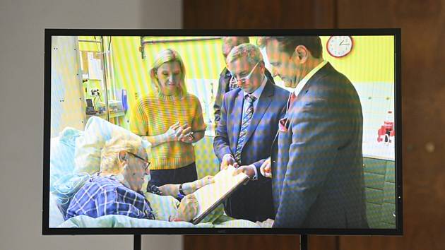 Miloš Zeman podepisuje svolání Sněmovny