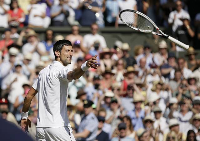 Novak Djokovič se raduje ze čtvrtého triumfu na Wimbledonu.