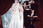 Když se Alžběta zamilovala do prince Philipa, na trůně stále seděl její otec, král Jiří VI. Když poté zemřel (1953) a Alžběta, už coby vdaná žena, nastoupila na trůn, bylo to poprvé v historii země, co nový panovník nebyl korunován bez partnera.