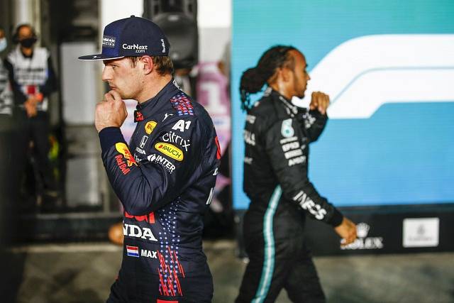 Max Verstappen (vlevo) a Lewis Hamilton