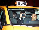 Britský princ Harry a jeho žena Meghan právě nastoupili do taxíku po honičce s novináři.
