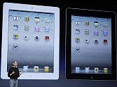 Nové iPady 2 byly v Česku hned vyprodány, lidé stály fronty. S nedostatkem zboží se potýkají obchodníci i v jiných zemích.