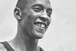 Legendární americký atlet Jesse Owens na olympiádě v Berlíně v roce 1936.