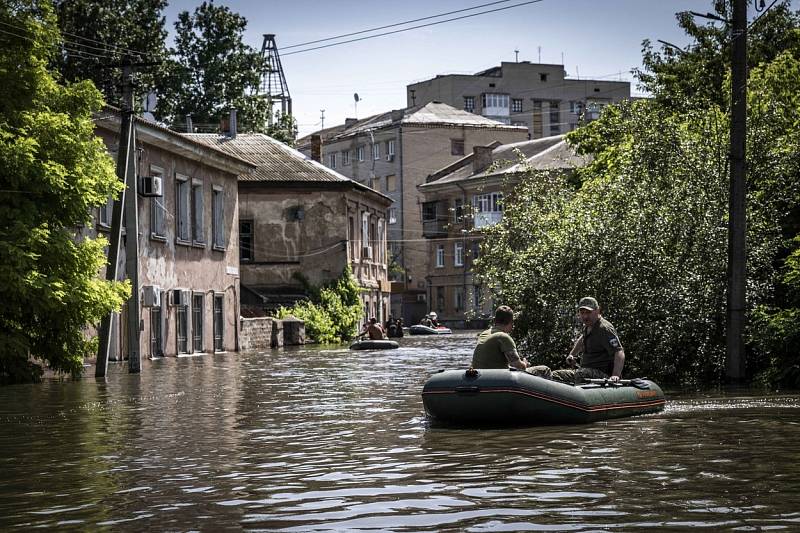 Voda pro protržení Kachovské přehrady zaplavila okolní obce