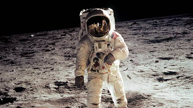 Edwin „Buzz” Aldrin na povrchu Měsíce, vstoupil na něj jako druhý po Neilu Armstrongovi.