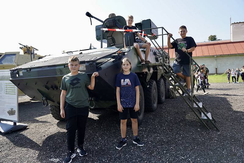 Příprava občanů k obraně státu. Vojáci ukázali školákům v Lednici na Břeclavsku boj zblízka, využití ochranné masky a chemického obleku nebo první pomoc. Součástí vzdělávacího programu POKOS byla i prohlídka vojenské techniky a seznámení s činností armády