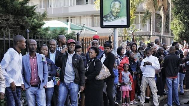 Desetitisíce Jihoafričanů dnes chtějí využít poslední příležitosti spatřit ostatky zesnulého národního vůdce Nelsona Mandely. 