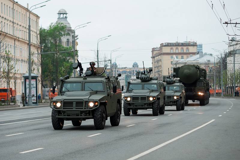 Terénní automobil GAZ-2330 Tigr Moskva původně vyvíjela ve spolupráce se Spojenými arabskými emiráty. Ze spolupráce však sešlo. Po pět letech výroby prošel vůz v roce 2010 modernizací, která přinesla silnější pancéřování a nové motory.