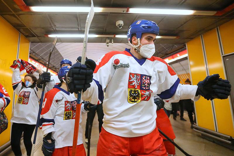 Po pražském metru se proháněli olympionici.