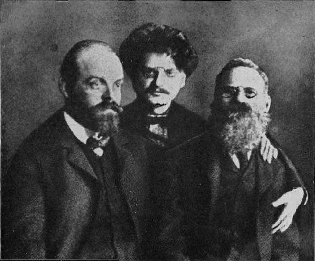 Lev Trockij s Alexandrem Parvusem a Leo Deutschem během věznění v Petropavlovské pevnosti v Petrohradě v roce 1906
