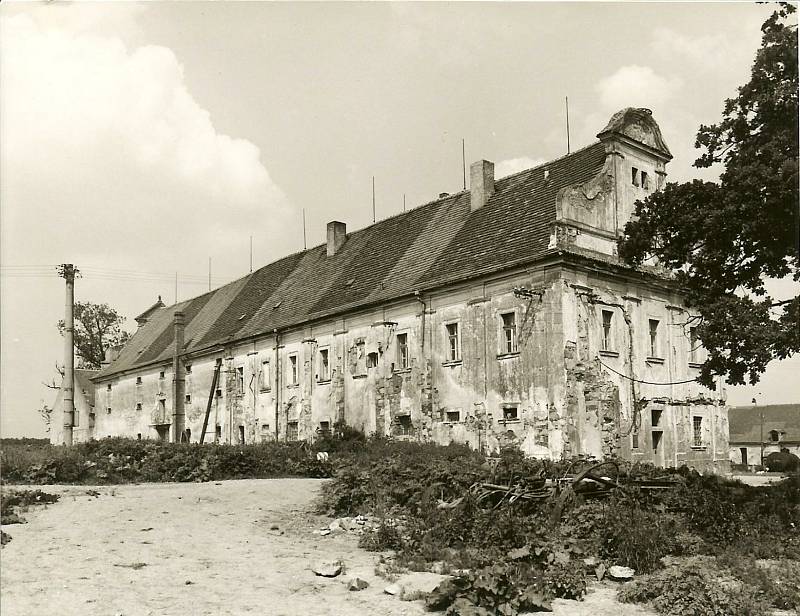 Dvůr Gigant Záluží na Plzeňsku po roce 1989 vypadal na zbourání. Po restituci ale Ivan Korec z polorozpadlého hospodářství vytvořil místo sloužící nejen zemědělství, ale i kultuře a lákající turisty.