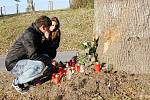 Tři lidé zemřeli v noci na sobotu 22. října 2011 při dopravní nehodě u Pomezí na Svitavsku. Po nárazu do stromu zahynul devatenáctiletý řidič a jeho dvě mladé spolujezdkyně. Na místo, kde vyhasly tři mladé životy, přinesli lidé svíčky a květiny.
