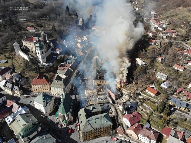 Požár v Banské Štiavnici: Situace je stabilizovaná, pomoc nabízí i Česko