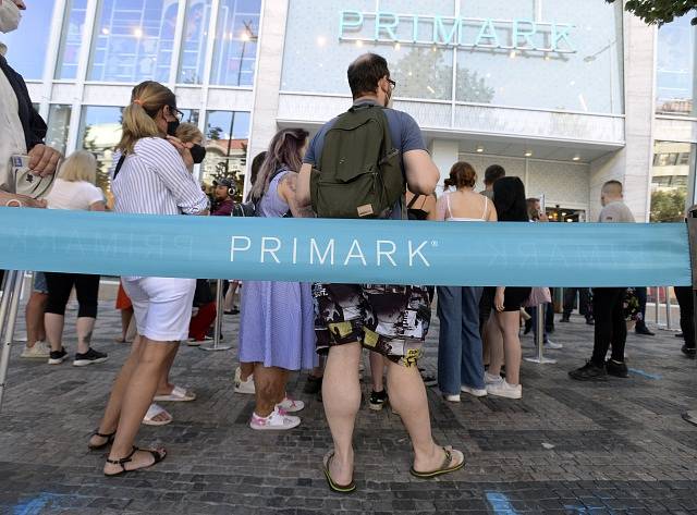 Primark v Praze otevřel. Už od rána se tvořila na Václavském náměstí fronta.