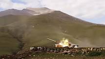 Raketomet ázerbájdžánské armády v akci během bojů na Náhorním Karabachu.