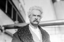 Mark Twain na snímku z roku 1909.