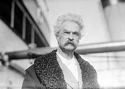 Mark Twain na snímku z roku 1909.