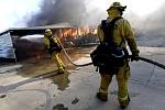 Hasiči bojují s lesním požárem v kalifornském městě Calimesa na snímku z 10. října 2019.