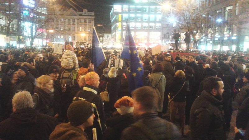 Demonstrace na pražském Václavském náměstí, proti Zdeňku Ondráčkovi