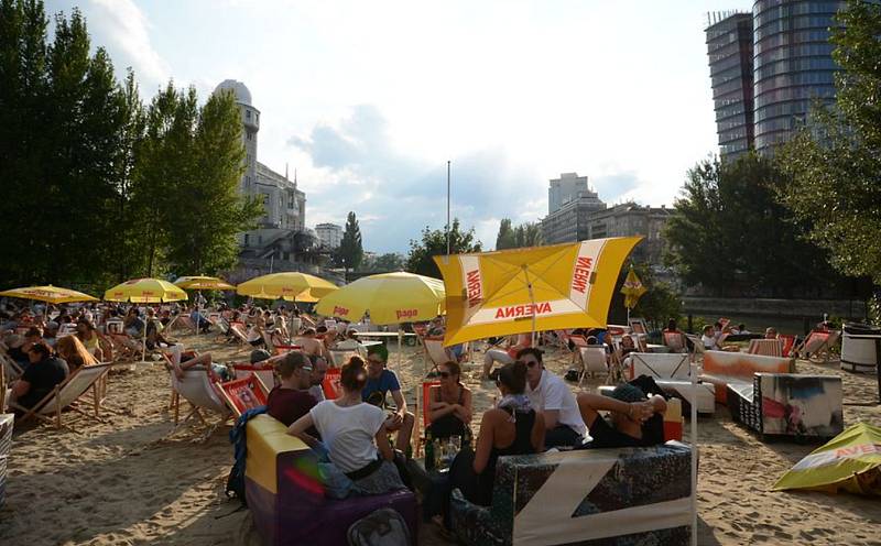 Plážový bar Herrmann. Vídeň v letních vedrech.