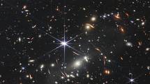 Kupa galaxií SMACS 0723, kterou zachytil vesmírný dalekohled Jamese Webba. 