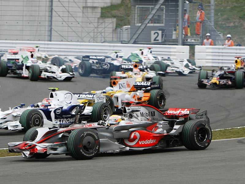 Lewis Hamilton se v první zatáčce ocitl mimo trať.