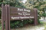 Americká vojenská základna Fort Bragg je ve skutečnosti spíše městem. Žijí zde vojáci i se svými rodinami. V jednom z domů skončily životy Colette MacDonaldové a jejích dvou dcer.