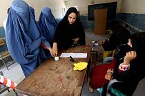 Druhé kolo prezidentských voleb v Afghánistánu.