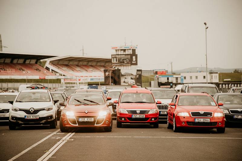 Autokino udělal Luboš Machoň na parkovišti u obchodního domu v Ústí nad Labem. Autokoncert Leoše Mareše se pak konal na mosteckém autodromu.