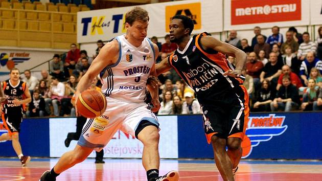 Basketbalisté Prostějova (v bílém) v duelu s Novým Jičínem.