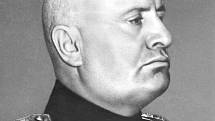 Mussoliniho retušovaný portrét coby italského diktátora (pořízený někdy mezi lety 1922 a 1943)