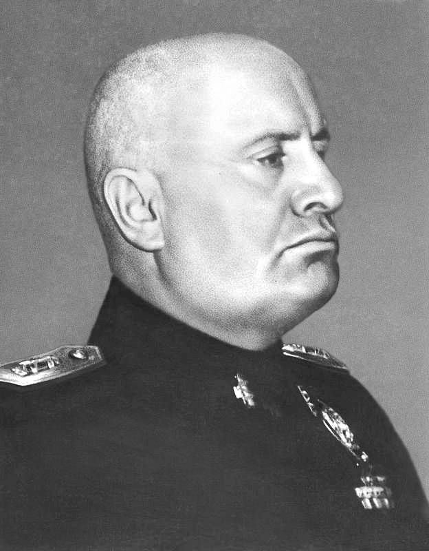 Mussoliniho retušovaný portrét coby italského diktátora (pořízený někdy mezi lety 1922 a 1943)